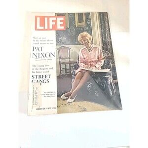 Vintage Life Magazine August 25 1972 Pat Nixon  W/Protective Sleeve